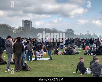 Londra, Regno Unito. 20 aprile 2024 uno strato di fumo copre i consumatori di cannabis riuniti mentre celebrano il 4/20 sfoggiando la legge, fumando pubblicamente a Hyde Park. © Amstel Adams/ Alamy Live News Foto Stock