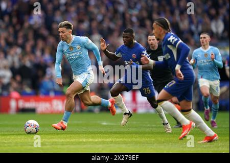 Jack Grealish del Manchester City supera il Moises Caicedo del Chelsea durante la semifinale della Emirates fa Cup al Wembley Stadium di Londra. Data foto: Sabato 20 aprile 2024. Foto Stock