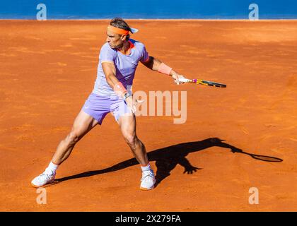 Rafael Nadal gioca a tennis su un campo in terra battuta in Spagna nel 2024 Foto Stock