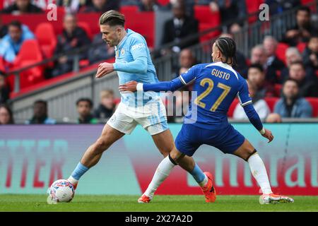 Jack Grealish del Manchester City ottiene il meglio di Malo gusto del Chelsea durante la semifinale della Emirates fa Cup Manchester City vs Chelsea al Wembley Stadium, Londra, Regno Unito, 20 aprile 2024 (foto di Gareth Evans/News Images) Foto Stock