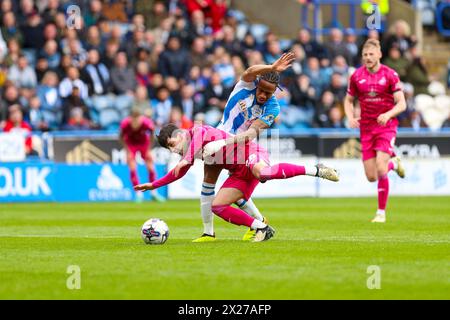 John Smith's Stadium, Huddersfield, Inghilterra - 20 aprile 2024 Liam Walsh (28) di Swansea City e David Kasumu (18) di Huddersfield Town si battono per la palla - durante la partita Huddersfield Town contro Swansea City, Sky Bet Championship, 2023/24, John Smith's Stadium, Huddersfield, Inghilterra - 20 aprile 2024 crediti: Mathew Marsden/WhiteRosePhotos/Alamy Live News Foto Stock