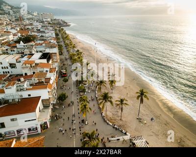 Folle di persone che camminano sul lungomare viste dall'alto di El Malecon Puerto Vallarta, Messico. Foto Stock