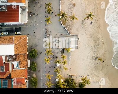 Persone che camminano sul lungomare viste dall'alto verso il basso dalla vista aerea di El Malecon Puerto Vallarta, Messico. Foto Stock