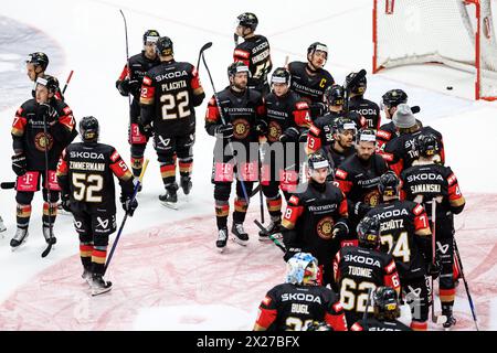 Augusta, Germania. 20 aprile 2024. Hockey su ghiaccio: Partita internazionale, Germania - Slovacchia allo stadio Curt-Frenzel. I giocatori tedeschi si alzano di cinque dopo la partita. Crediti: Matthias Balk/dpa/Alamy Live News Foto Stock