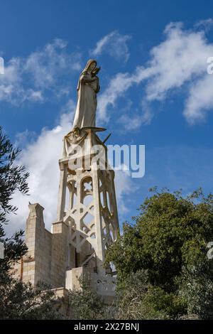 Abu Ghosh, Israele - 7 marzo 2024: La statua della madonna con il bambino, in cima alla chiesa della Madonna dell'Arca dell'Alleanza ad Abu Ghosh, è Foto Stock