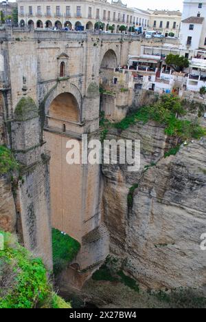 Ponte Puente Nuevo sul canyon El Tajo nella Ronda di Ernest Hemingway in Andalusia nel sud della Spagna Foto Stock