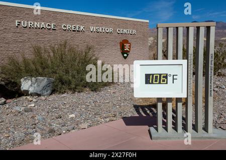 Death Valley, California. Termometro Al Forno Creek Visitor Centre. Foto Stock