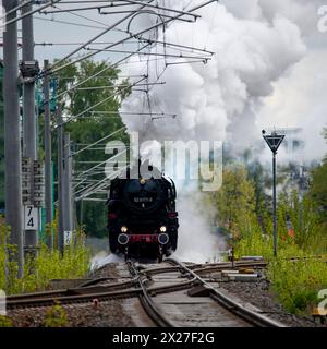 Berlin macht Dampf Eine Dampflokomotive der Baureihe 52 8177-9 der Dampflokfreunde Berlin e.V. zieht am 20. Aprile 2024 einen Zug mit Fahrgästen vorbei am Bahnhof Schöneweide a Berlino Treptow a Richtung Berliner Innenstadt. Berlin Berlin Deutschland Aktuelles 0001238 *** Berlin produce a vapore Una locomotiva a vapore di classe 52 8177 9 della Dampflokfreunde Berlin e V tira un treno con passeggeri oltre la stazione di Schöneweide a Berlino Treptow verso il centro di Berlino Berlino Berlino Germania News 0001238 il 20 aprile 2024 Foto Stock