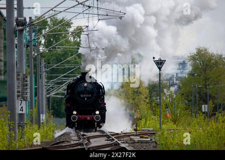 Berlin macht Dampf Eine Dampflokomotive der Baureihe 52 8177-9 der Dampflokfreunde Berlin e.V. zieht am 20. Aprile 2024 einen Zug mit Fahrgästen vorbei am Bahnhof Schöneweide a Berlino Treptow a Richtung Berliner Innenstadt. Berlin Berlin Deutschland Aktuelles 0001239 *** Berlin produce Una locomotiva a vapore della classe 52 8177 9 della Dampflokfreunde Berlin e V prende un treno con passeggeri oltre la stazione di Schöneweide a Berlino Treptow verso il centro di Berlino Berlino Berlino Germania News 0001239 il 20 aprile 2024 Foto Stock