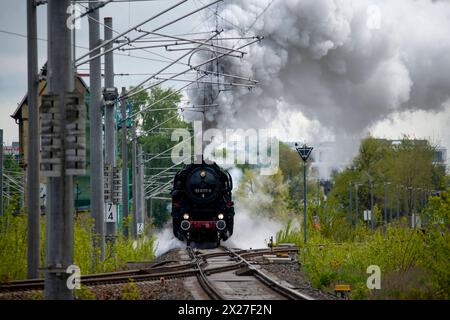 Berlin macht Dampf Eine Dampflokomotive der Baureihe 52 8177-9 der Dampflokfreunde Berlin e.V. zieht am 20. Aprile 2024 einen Zug mit Fahrgästen vorbei am Bahnhof Schöneweide a Berlino Treptow a Richtung Berliner Innenstadt. Berlin Berlin Deutschland Aktuelles 0001240 *** Berlin produce Una locomotiva a vapore della classe 52 8177 9 della Dampflokfreunde Berlin e V prende un treno con passeggeri oltre la stazione di Schöneweide a Berlino Treptow verso il centro di Berlino Berlino Berlino Germania News 0001240 il 20 aprile 2024 Foto Stock