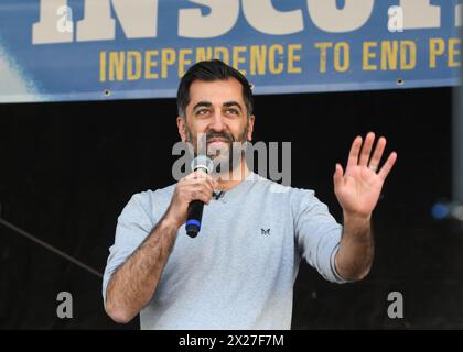 20 aprile 2024. George Square, Glasgow, Scozia. Humza Yousaf parla al Pensioners for Independence/Believe in Scotland march e al raduno a Glasgow. Foto Stock