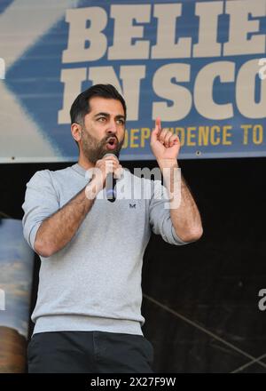 20 aprile 2024. George Square, Glasgow, Scozia. Humza Yousaf parla al Pensioners for Independence/Believe in Scotland march e al raduno a Glasgow. Foto Stock