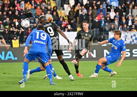 Empoli, Toscana, Italia. 20 aprile 2024. Matteo Politano del Napoli calcia la palla durante la partita di calcio di serie A Empoli FC - SSC Napoli Stadio Carlo Castellani il 20 aprile 2024 a Empoli, Italia (Credit Image: © Ciro De Luca/ZUMA Press Wire) SOLO PER USO EDITORIALE! Non per USO commerciale! Foto Stock