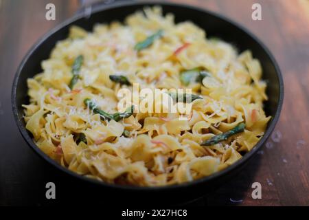 Spargelzeit in Öl geschwenkte Bandnudeln mit Parmesankäse, Schinken und Grüner Spargel. Berlin Berlin Deutschland Aktuelles 0001280 *** ora degli asparagi Foto Stock