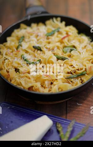 Spargelzeit in Öl geschwenkte Bandnudeln mit Parmesankäse, Schinken und Grüner Spargel. Berlin Berlin Deutschland Aktuelles 0001278 *** ora degli asparagi Foto Stock