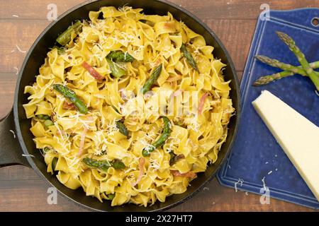 Spargelzeit in Öl geschwenkte Bandnudeln mit Parmesankäse, Schinken und Grüner Spargel. Berlin Berlin Deutschland Aktuelles 0001294 *** ora degli asparagi Foto Stock