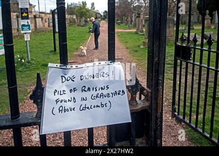 Nota sul cancello del Grange Cemetery che avverte i proprietari di cani che nel cimitero sono state trovate uvetta (l'uvetta è potenzialmente velenosa per i cani). Foto Stock