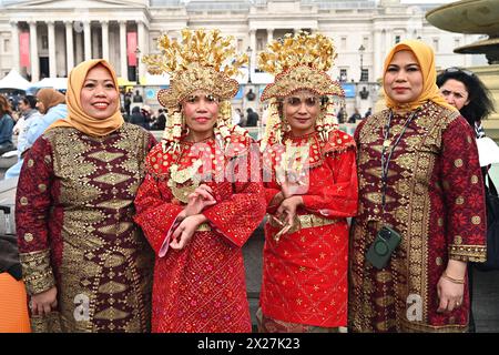 Trafalgar Square, Londra, Regno Unito. 20 aprile 2024. L'Indonesiano Arts and Dance & Indonesia Angklung Ensemble si esibisce all'Eid in the Square 2023 in Trafalgar Square per celebrare la fine del Ramadan, un mix di atti tradizionali e contemporanei. Credito: Vedi li/Picture Capital/Alamy Live News Foto Stock