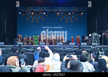 Trafalgar Square, Londra, Regno Unito. 20 aprile 2024. L'Indonesiano Arts and Dance & Indonesia Angklung Ensemble si esibisce all'Eid in the Square 2023 in Trafalgar Square per celebrare la fine del Ramadan, un mix di atti tradizionali e contemporanei. Credito: Vedi li/Picture Capital/Alamy Live News Foto Stock