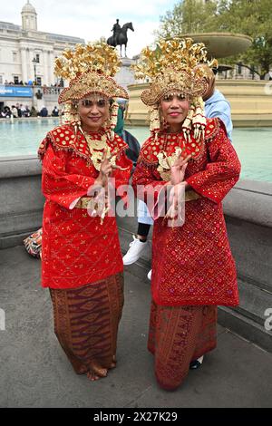 Trafalgar Square, Londra, Regno Unito. 20 aprile 2024. L'Indonesiano Arts and Dance & Indonesia Angklung Ensemble si esibisce all'Eid in the Square 2023 in Trafalgar Square per celebrare la fine del Ramadan, un mix di atti tradizionali e contemporanei. Credito: Vedi li/Picture Capital/Alamy Live News Foto Stock