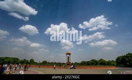 NUOVA DELHI, INDIA - 20 APRILE: I visitatori camminano sotto le nuvole in un caldo pomeriggio sul sentiero Kartavya il 20 aprile 2024 a nuova Delhi, India. (Foto di Raj K Raj/Hindustan Times/Sipa USA ) Foto Stock