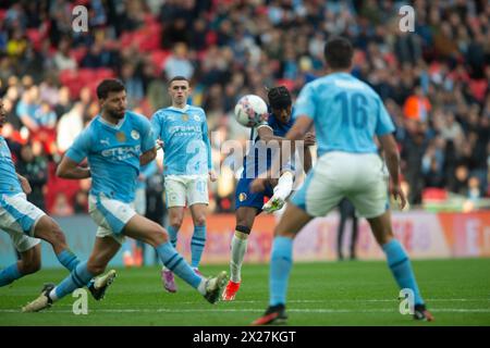 Londra, Regno Unito. 20 aprile 2024. Noni Madueke del Chelsea prende un tiro in porta durante la partita semifinale di fa Cup tra Manchester City e Chelsea al Wembley Stadium di Londra, Inghilterra, il 20 aprile 2024. Foto di Salvio Calabrese. Solo per uso editoriale, licenza richiesta per uso commerciale. Non utilizzare in scommesse, giochi o pubblicazioni di singoli club/campionato/giocatori. Crediti: UK Sports Pics Ltd/Alamy Live News Foto Stock