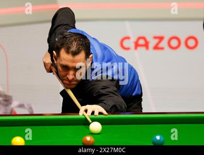 Tom Ford durante il suo match contro Ricky Walden (non nella foto) il primo giorno del Cazoo World Snooker Championship al Crucible Theatre di Sheffield. Data foto: Sabato 20 aprile 2024. Foto Stock