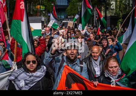 L'Aia, Olanda meridionale, Paesi Bassi. 20 aprile 2024. Il 20 aprile 2024, i manifestanti filo-palestinesi hanno marciato in solidarietà con Gaza attraverso il centro dell'Aia, nei Paesi Bassi. (Credit Image: © James Petermeier/ZUMA Press Wire) SOLO PER USO EDITORIALE! Non per USO commerciale! Crediti: ZUMA Press, Inc./Alamy Live News Foto Stock