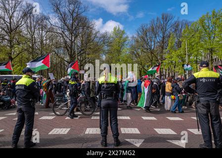 L'Aia, Olanda meridionale, Paesi Bassi. 20 aprile 2024. La polizia olandese sta di guardia mentre i manifestanti pro-palestinesi marciano oltre. Il 20 aprile 2024, i manifestanti filo-palestinesi hanno marciato in solidarietà con Gaza attraverso il centro dell'Aia, nei Paesi Bassi. (Credit Image: © James Petermeier/ZUMA Press Wire) SOLO PER USO EDITORIALE! Non per USO commerciale! Crediti: ZUMA Press, Inc./Alamy Live News Foto Stock