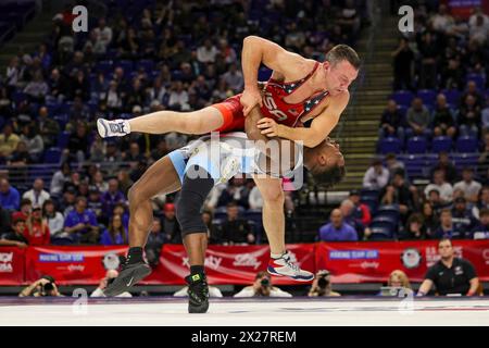 State College, Pennsylvania, Stati Uniti. 20 aprile 2024. KAMAL BEY (U.S. Army WCAP) back arches ALIAKSANDR KIKINOU (New York AC) durante il loro primo dei migliori tre match nella classe greco-romana di peso 77 KG del Olympic Trials Qualifier tenutosi al Bryce Jordan Center nel campus della Penn State University. (Credit Image: © Scott Rausenberger/ZUMA Press Wire) SOLO PER USO EDITORIALE! Non per USO commerciale! Crediti: ZUMA Press, Inc./Alamy Live News Foto Stock