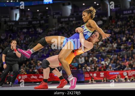 State College, Pennsylvania, Stati Uniti. 20 aprile 2024. ADELINE GREY (New York AC) si arrocca per l'abbattimento DELLE LAME KENNEDY avversarie (Sunkist Kids WC) durante la loro prima delle tre partite migliori nella classe di peso di 76 KG delle qualifiche olimpiche tenutesi presso il Bryce Jordan Center nel campus della Penn State University. (Credit Image: © Scott Rausenberger/ZUMA Press Wire) SOLO PER USO EDITORIALE! Non per USO commerciale! Crediti: ZUMA Press, Inc./Alamy Live News Foto Stock