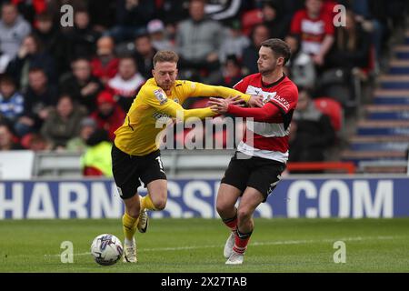 Doncaster, Regno Unito. 20 aprile 2024. Elliot Newby di Barrow combatte contro Luke Molyneux dei Doncaster Rovers durante la partita Sky Bet League 2 tra Doncaster Rovers e Barrow al Keepmoat Stadium di Doncaster sabato 20 aprile 2024. (Foto: Mark Fletcher | mi News) crediti: MI News & Sport /Alamy Live News Foto Stock