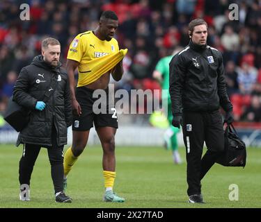 Doncaster, Regno Unito. 20 aprile 2024. Emile Acquah di Barrow lascia il campo dopo aver fatto un colpo durante la partita Sky Bet League 2 tra Doncaster Rovers e Barrow al Keepmoat Stadium di Doncaster sabato 20 aprile 2024. (Foto: Mark Fletcher | mi News) crediti: MI News & Sport /Alamy Live News Foto Stock