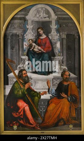 Ludovico Mazzolino (1480-ca. 1528). Pittore italiano. Vergine col bambino sul trono con Sant'Andrea e San Pietro, ca. 1500-1520. Olio sul pannello. Museo civico ala Ponzone. Cremona. Italia. Foto Stock