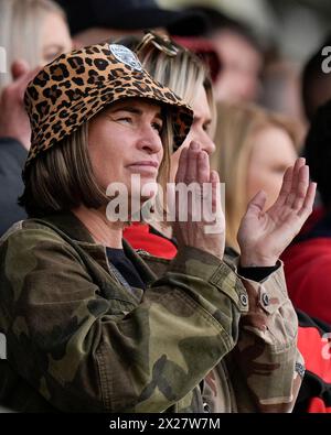 Warrington, Regno Unito. 20 aprile 2024. Una tifosa di Leigh Leopards fa il tifo al suo fianco durante il Betfred Super League Round 8 Match Warrington Wolves vs Leigh Leopards all'Halliwell Jones Stadium, Warrington, Regno Unito, 20 aprile 2024 (foto di Steve Flynn/News Images) a Warrington, Regno Unito, il 20/4/2024. (Foto di Steve Flynn/News Images/Sipa USA) credito: SIPA USA/Alamy Live News Foto Stock