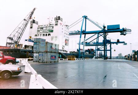 Locomotiva a vapore Flying Scotsman scaricata dalla nave container francese CGM la Perouse presso Tilbury Docks, al ritorno dall'Australia. La loco aveva viaggiato per il paese mentre prendeva parte alle celebrazioni del bicentenario australiano nel 1988. LNER Classe A3 4472 Flying Scotsman fissato alla traversa di sollevamento sospesa al gancio della gru Foto Stock