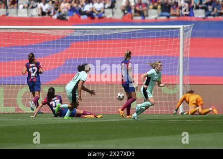 Barcellona, ESP. 20 aprile 2024. FC BARCELONA VS CHELSEA FC. Aapril 20, 2024 Erin Cuthbert (22) del Chelsea FC segna il primo gol della sua squadra durante la partita tra Barcellona e Chelsea FC corrispondente alla semifinale della UEFA Champions League femminile allo stadio Olimpico Lluis Companys di Barcellona, Spagna, il 20 aprile 2024. Crediti: Rosdemora/Alamy Live News Foto Stock