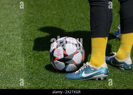 Barcellona, ESP. 20 aprile 2024. FC BARCELONA VS CHELSEA FC. Aapril 20, 2024 pallone ufficiale della Champions League femminile durante la partita tra FC Barcelona e Chelsea FC corrispondente alla semifinale della UEFA Champions League femminile allo stadio Olimpico Lluis Companys di Barcellona, Spagna, il 20 aprile 2024. Crediti: Rosdemora/Alamy Live News Foto Stock