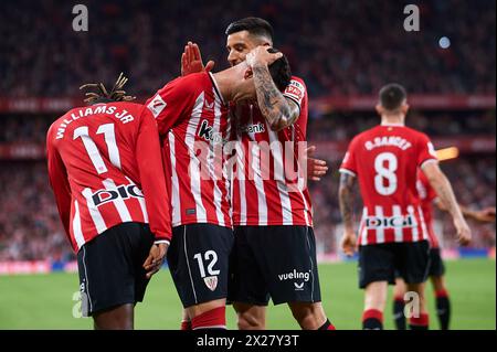 Gorka Guruzeta dell'Athletic Club festeggia con il suo compagno di squadra Yuri Berchiche dell'Athletic Club dopo aver segnato il primo gol della squadra durante la LaLiga EA Foto Stock