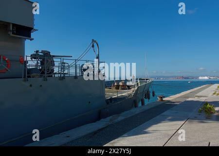 Il motoscafo Atalaya P74 della marina spagnola classe Serviola è ormeggiato nella baia per un giorno pubblico aperto Gamazo Santander Cantabria Spagna Foto Stock