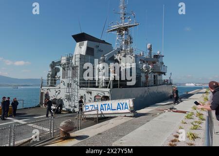 Il motoscafo Atalaya P74 della marina spagnola classe Serviola è ormeggiato nella baia per un giorno pubblico aperto Gamazo Santander Cantabria Spagna Foto Stock