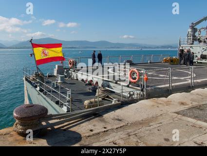 Il motoscafo Atalaya P74 della marina spagnola classe Serviola è ormeggiato nella baia per un giorno pubblico aperto Gamazo Santander Cantabria Spagna Foto Stock