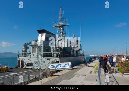 Il motoscafo Atalaya P74 della marina spagnola classe Serviola è ormeggiato nella baia per un giorno pubblico aperto Gamazo Santander Cantabria Spagna Foto Stock