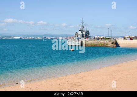 Il motoscafo Atalaya P74 della marina spagnola classe Serviola è ormeggiato nella baia per un giorno pubblico aperto Gamazo Santander Cantabria Spagna Foto Stock