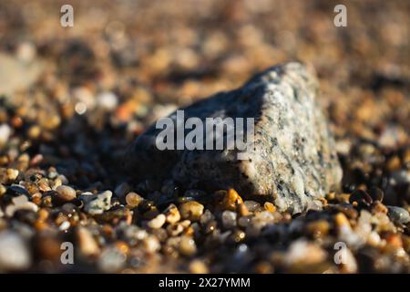 Spiaggia di Llevant, Barcellona, Spagna, in una giornata di sole, onde e mare, cielo azzurro, sabbia, ciottoli e rocce, vibrazioni estive, madre natura, felice giornata della Terra Foto Stock