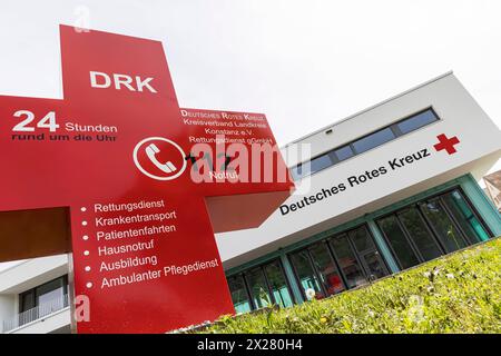 Rettungswache DRK, Deutsches Rotes Kreuz, Kreisverband Landkreis Konstanz. // 14.04.2024: Singen Hohentwiel, Baden-Württemberg, Deutschland, Europa *** DRK Rescue Station, German Red Cross, Constance District Association 14 04 2024 Singen Hohentwiel , Baden Württemberg, Germania, Europa Foto Stock