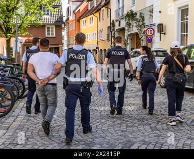 Polizisten führen eine Mann in Handschellen ab. // 14.04.2024: Lindau, Bayern, Deutschland, Europa *** gli agenti di polizia guidano un uomo in manette dal 14 04 2024 Lindau, Baviera, Germania, Europa Foto Stock