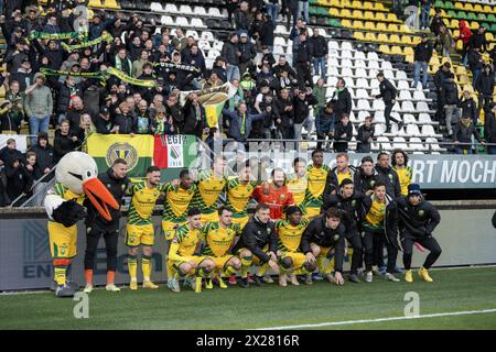 Den Haag, Paesi Bassi. 20 aprile 2024. DEN HAAG, 20-04-2024, Bingoal Stadium, Dutch Keukenkampioendivisie, stagione calcistica 2023/2024. ADO - FC Eindhoven. Team ADO di fronte ai tifosi dopo la partita (1-1) credito: Pro Shots/Alamy Live News Foto Stock