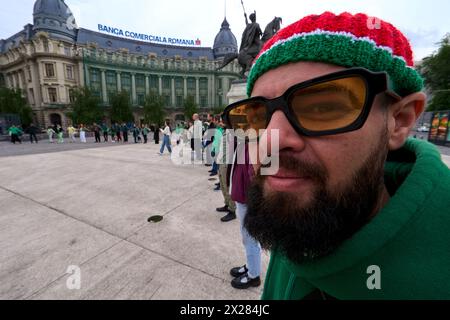 Bucarest, Romania. 20 aprile 2024: gli assistenti si sono Uniti in una protesta circolare durante una flash mob di un minuto alle 16:20, nella piazza dell'Università di Bucarest, contro le leggi votate dal Parlamento rumeno e promulgate dal Presidente, con le quali i tossicodipendenti saranno mandati in prigione, senza possibilità di commutare la sentenza, e sarà monitorato per 10 anni dopo il rilascio. Crediti: Lucian Alecu/Alamy Live News Foto Stock