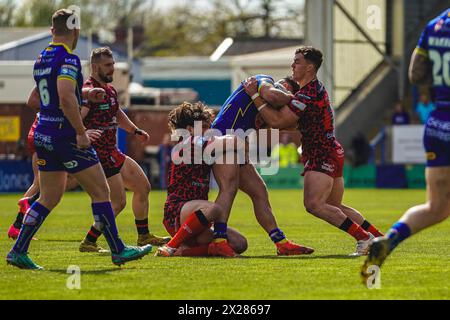 Warrington, Cheshire, Regno Unito. 20 aprile 2024. Super League Rugby: Warrington Wolves vs Leigh Leopards all'Halliwell Jones Stadium. KAI o'DONNELL e ROBBIE MULHERN fanno il tuo tackle sul giocatore dei Warrington. Credito James Giblin/Alamy Live News. Foto Stock